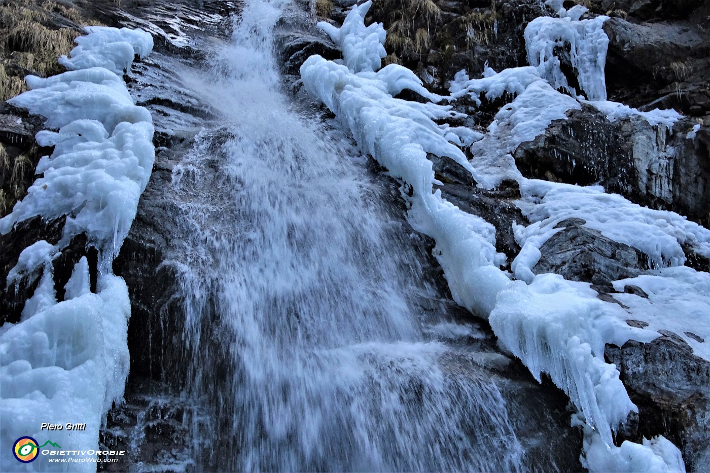 13 L'acqua scende tra il ghiaccio.JPG